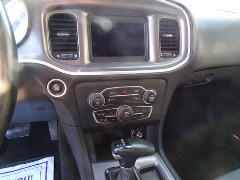 Used 2019 Dodge Charger SXT image 10
