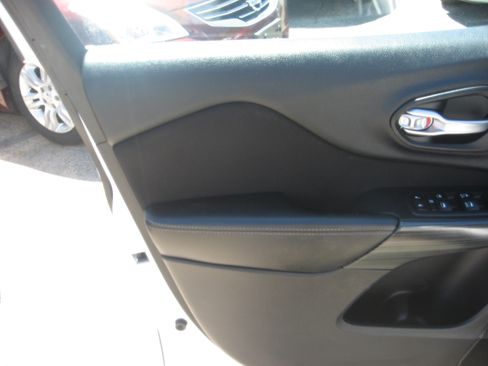 Used 2016 Jeep Cherokee 4WD Latitude image 8