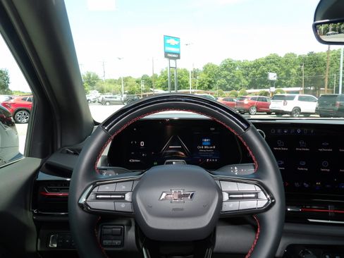 Used 2025 Chevrolet Silverado EV 4x4 Crew Cab RST image 2