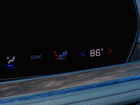 Used 2025 Chevrolet Suburban Z71 image 30