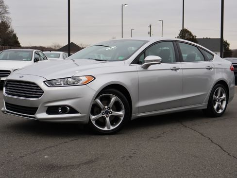 Used 2013 Ford Fusion SE image 2