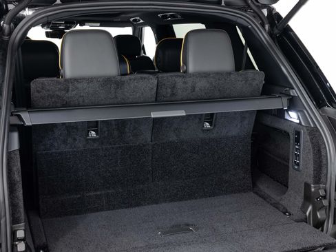 Used 2025 Land Rover Range Rover SE image 19