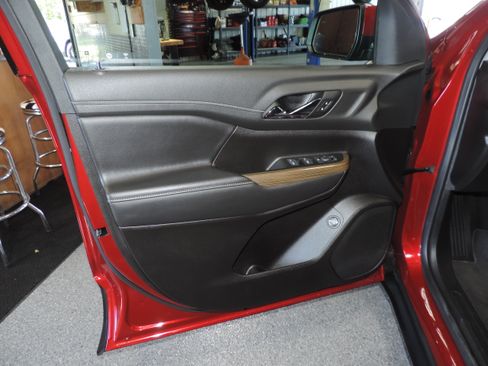 Used 2023 GMC Acadia SLE image 28