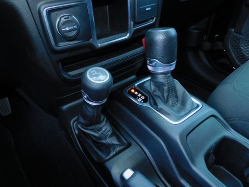 Used 2023 Jeep Gladiator Sport AWD/4WD image 6
