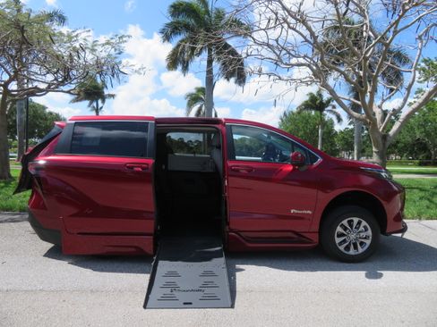 Used 2026 Toyota Sienna LE image 26