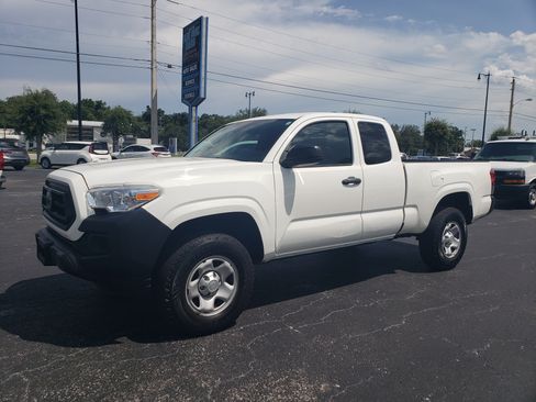 Used 2020 Toyota Tacoma 2WD Access Cab image 1