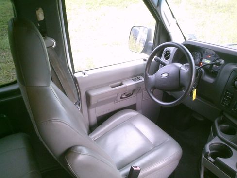 Used 2009 Ford E-250 and Econoline 250 Club Wagon image 10