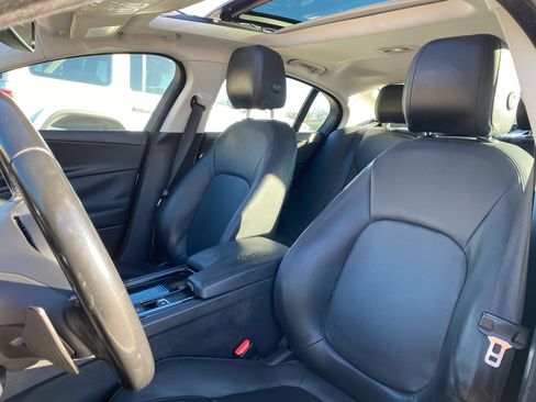 Used 2018 Jaguar XE Premium image 7