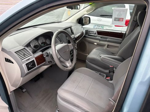 Used 2010 Chrysler Town & Country Touring image 4