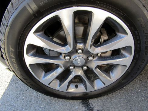 Used 2017 Jeep Grand Cherokee Overland image 13