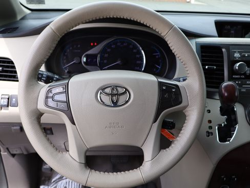 Used 2013 Toyota Sienna XLE Minivan FWD image 21
