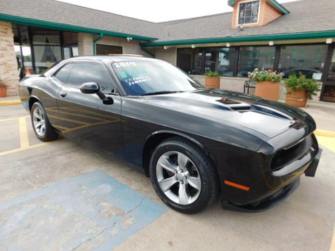 Used 2019 Dodge Challenger SXT image 2