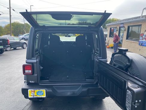 Used 2018 Jeep Wrangler Unlimited Sport image 9