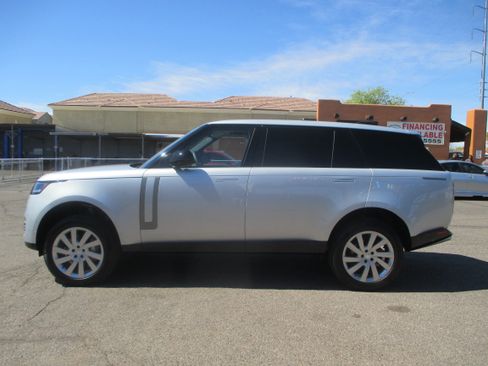Used 2025 Land Rover Range Rover Long Wheelbase SE image 2