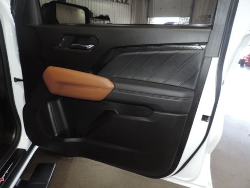 Used 2024 GMC Canyon AT4 image 24