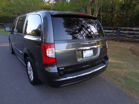 Used 2016 Chrysler Town & Country Touring image 3