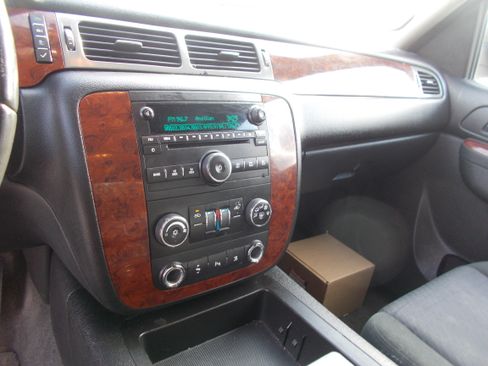 Used 2011 Chevrolet Avalanche LS image 8