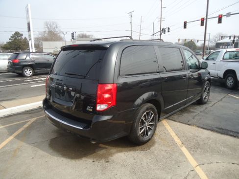 Used 2018 Dodge Grand Caravan GT image 3
