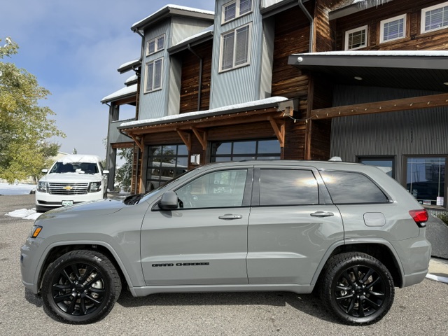 Used 2021 Jeep Grand Cherokee 4WD Laredo image 2