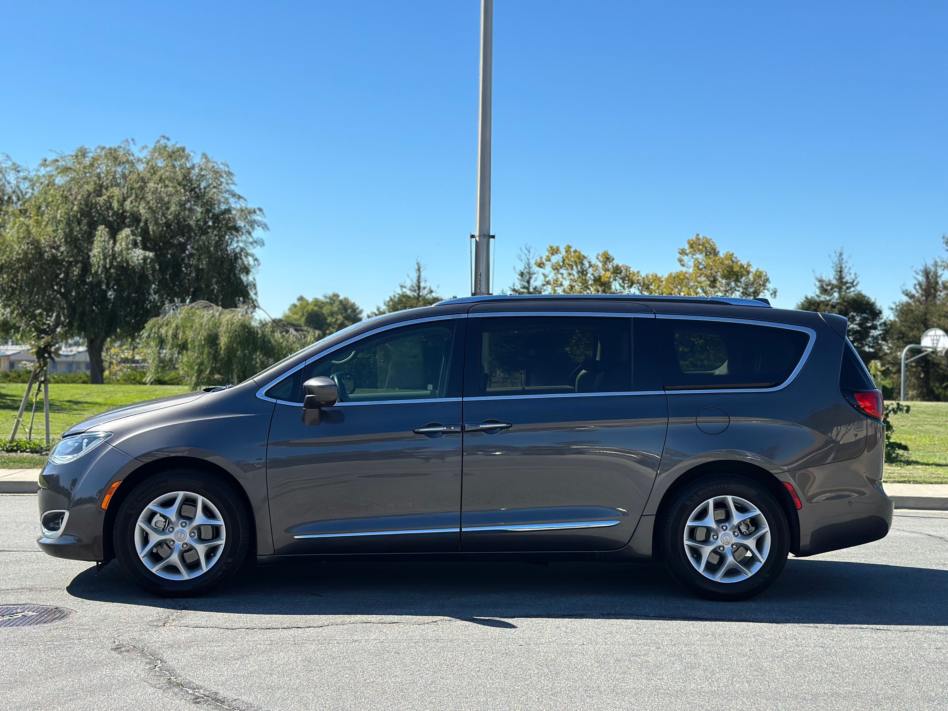 Used 2020 Chrysler Pacifica Touring-L Plus FWD image 2