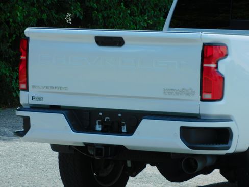 Used 2024 Chevrolet Silverado 2500 High Country image 14