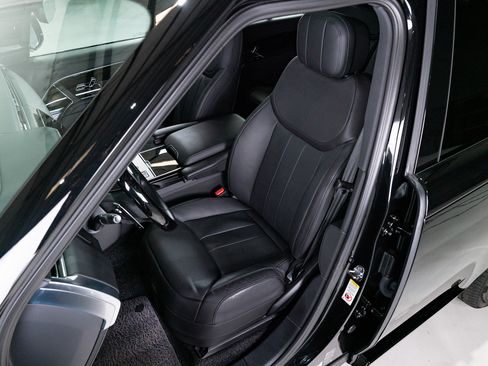 Used 2025 Land Rover Range Rover SE image 57