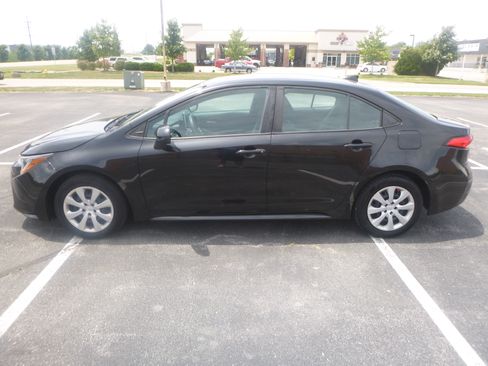 Used 2020 Toyota Corolla LE Sedan FWD image 1