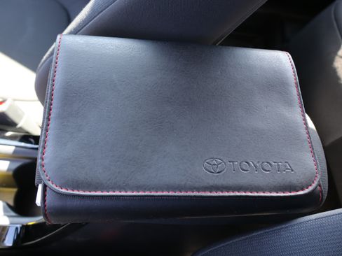 Used 2020 Toyota Corolla LE image 32