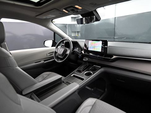 Used 2022 Toyota Sienna Limited image 51