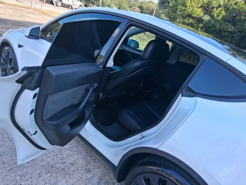 Used 2022 Tesla Model Y AWD Performance image 10