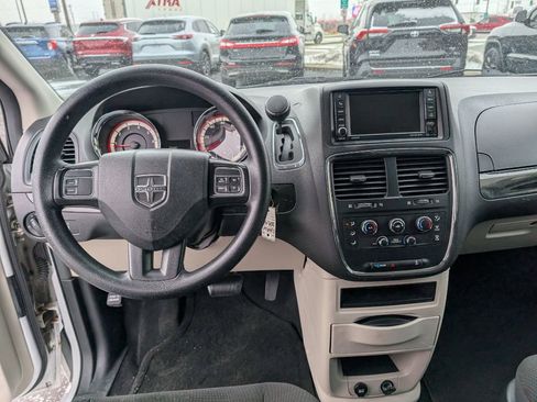 Used 2018 Dodge Grand Caravan SE image 9