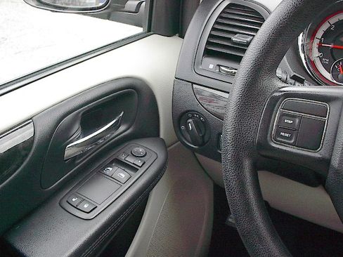 Used 2016 Dodge Grand Caravan SE image 16