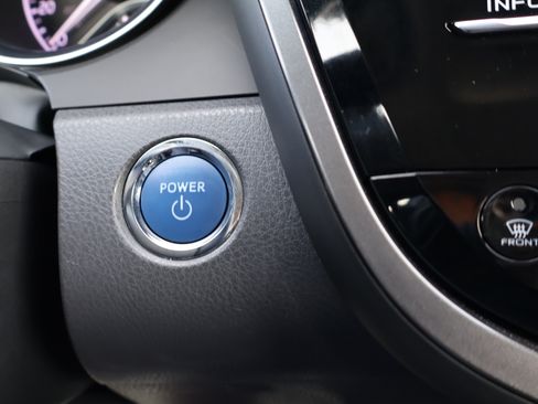 Used 2018 Toyota Camry XLE image 25