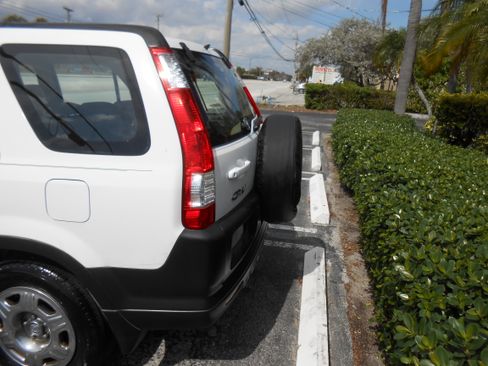 Used 2005 Honda CR-V LX image 4