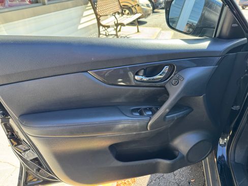 Used 2017 Nissan Rogue SV image 7