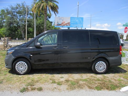 Used 2019 Mercedes-Benz Metris Passenger image 2
