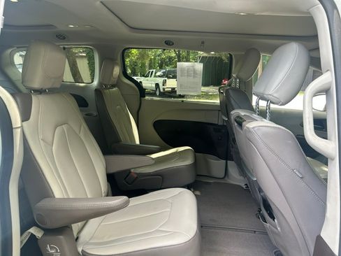 Used 2019 Chrysler Pacifica Touring-L Plus FWD image 26