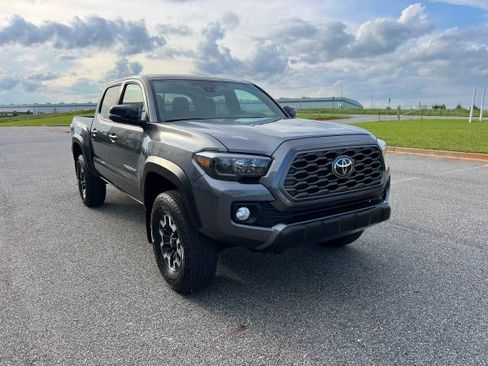Used 2022 Toyota Tacoma TRD Off-Road image 2