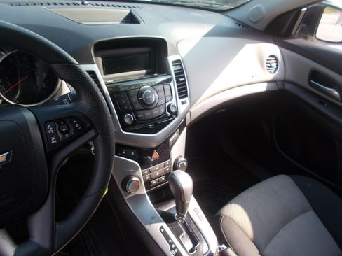 Used 2014 Chevrolet Cruze LS FWD image 8