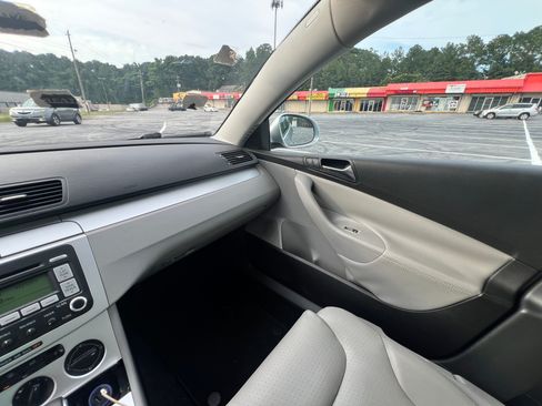 Used 2009 Volkswagen Passat 2.0T Komfort Sedan FWD image 12