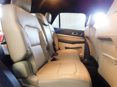 Used 2018 Ford Explorer XLT image 11