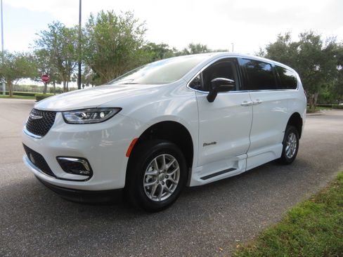 Used 2024 Chrysler Pacifica Touring-L image 9