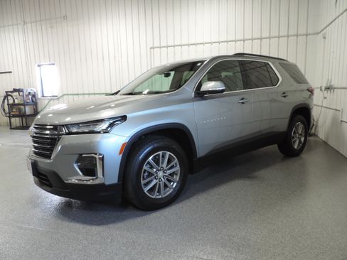 Used 2023 Chevrolet Traverse LT image 3