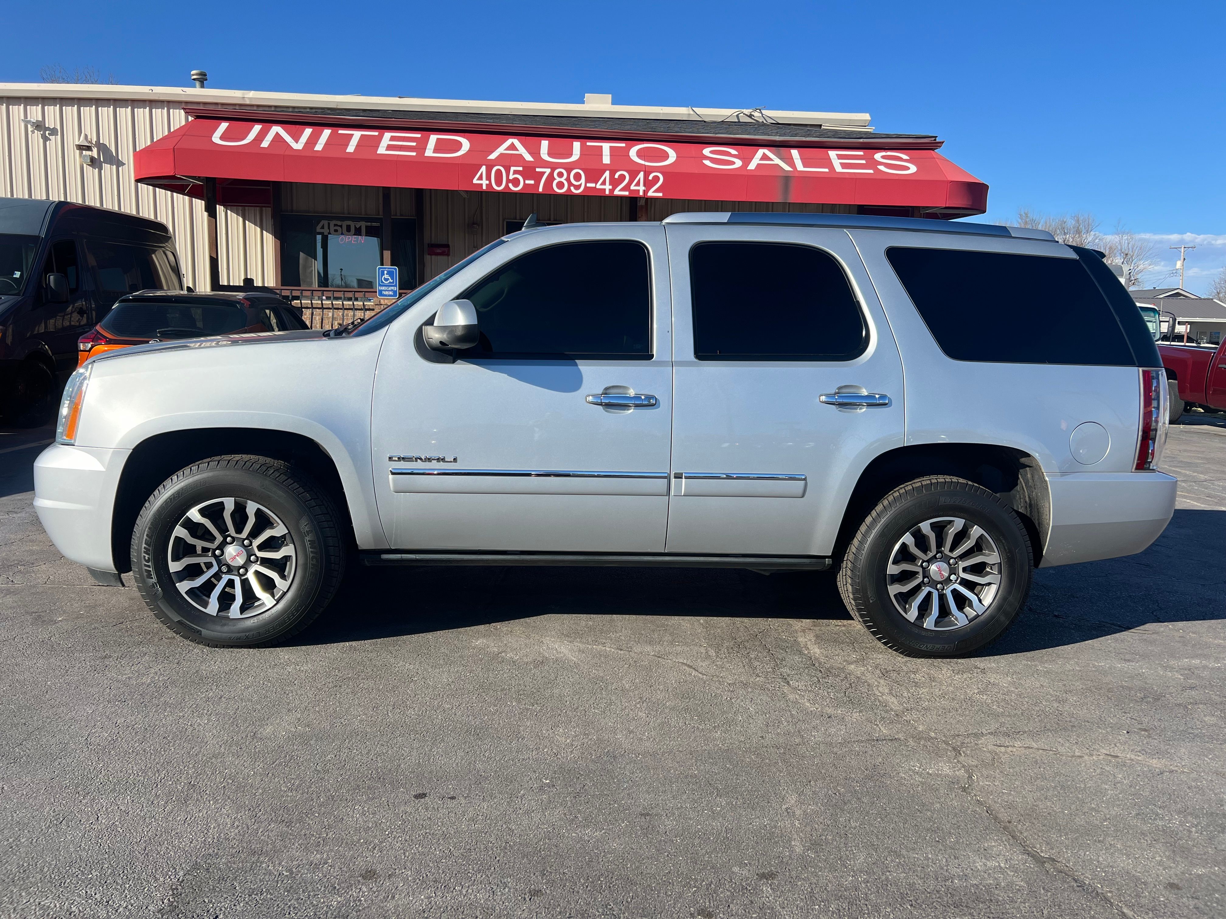 Used 2014 GMC Yukon Denali AWD/4WD image 1