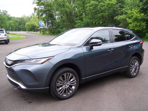 Used 2024 Toyota Venza Limited image 1