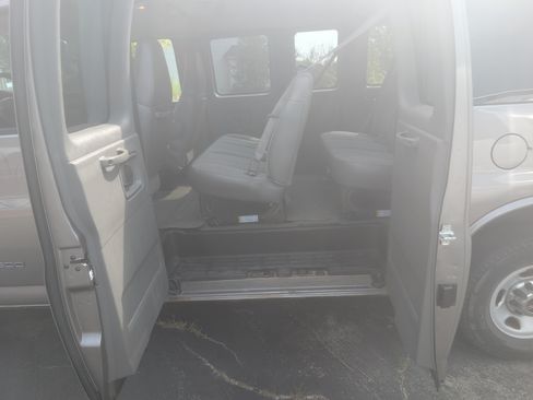 Used 2006 GMC Savana 3500 LS image 8