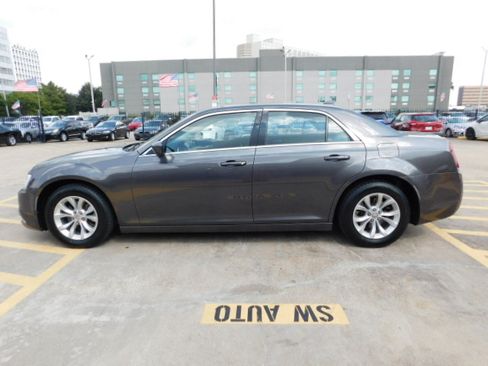 Used 2021 Chrysler 300 Touring image 5