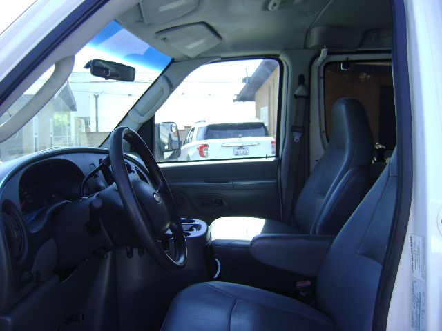 Used 2005 Ford E-250 and Econoline 250 UNAVAIL RWD image 11