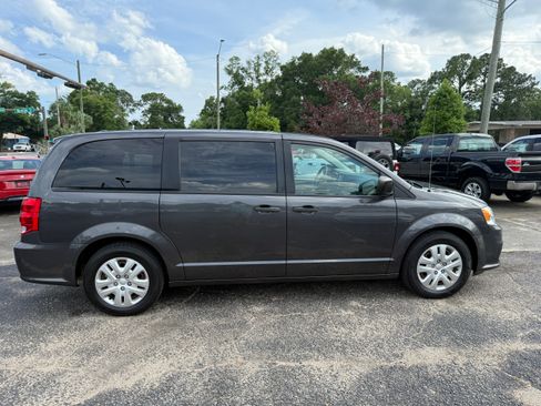 Used 2020 Dodge Grand Caravan SE image 5