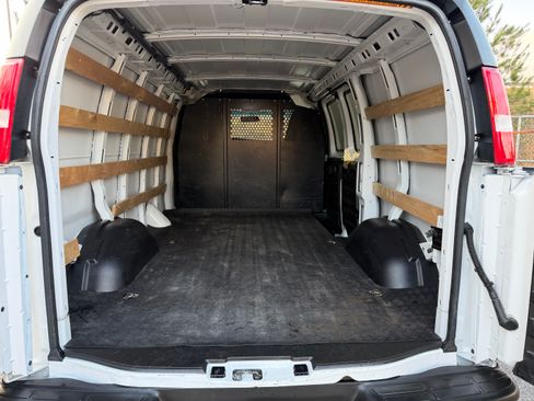 Used 2022 GMC Savana 2500 image 9